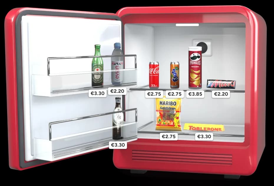 O minibar BookNoFees tal como os seus hóspedes o vêem: aberto, com bebidas, snacks e o preço indicado em cada produto