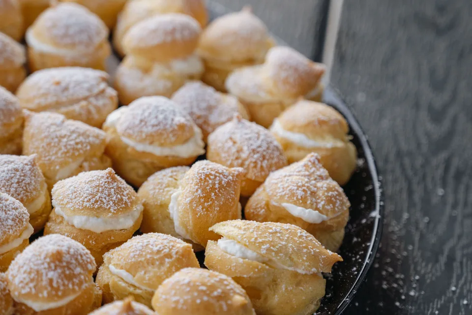 BookNoFees: Fotografia ilustrativa: Profiteroles polvilhados com açúcar em pó