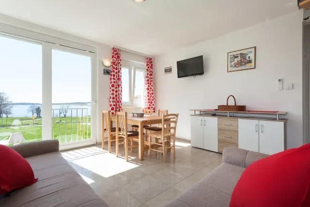 BookNoFees: Piso superior de uma moradia de praia com terraço no telhado, em primeira linha junto à praia. – Medulin