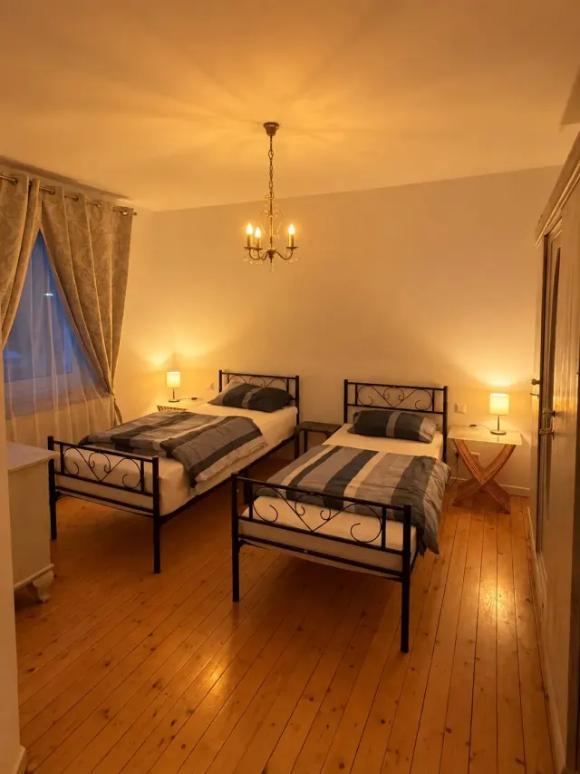 BookNoFees: casa de férias em Sundern – Quarto em apartamento em Sundern