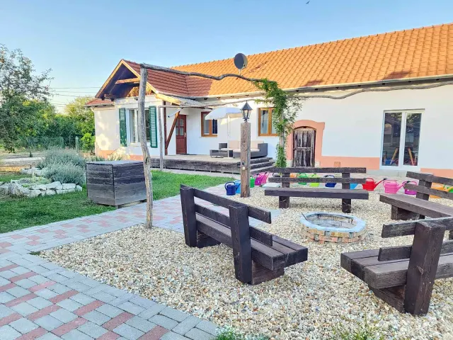 BookNoFees: Casa tranquila e espaçosa com jardim e fogueira – Tiszatardos