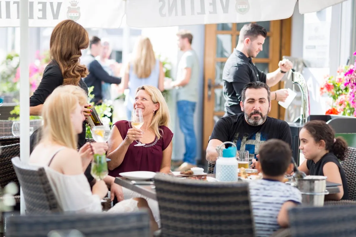 BookNoFees: Restaurante – Akropolis Restaurant – Unna – Restaurante Akropolis, fotografia 1