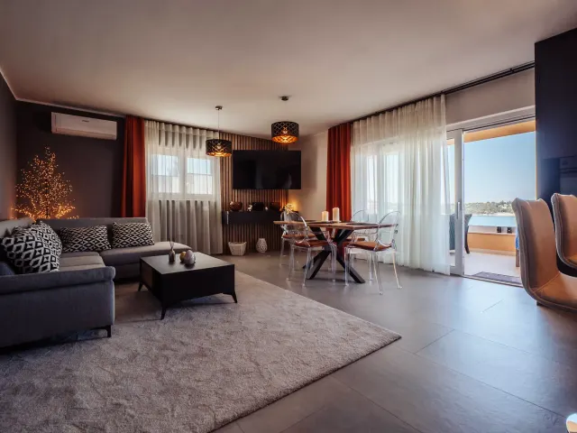 BookNoFees: Apartamento de design elegante com terraço e vista para o mar, rés-do-chão – Rogoznica
