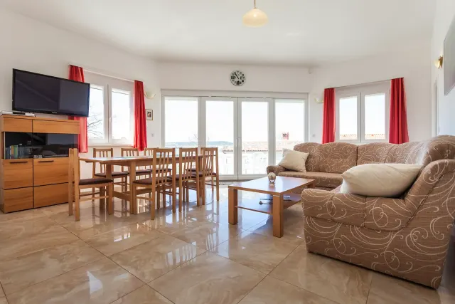 BookNoFees: Moradia de arquiteto com vista para o mar, ideal para grupos grandes e com espreguiçadeiras gratuitas na praia – Medulin