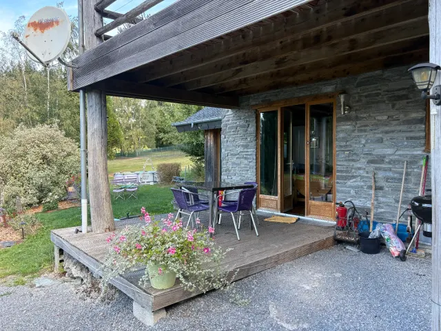 BookNoFees: Apartamento tranquilo no meio da natureza, com terraço coberto e piscina – Membre Sur Semois
