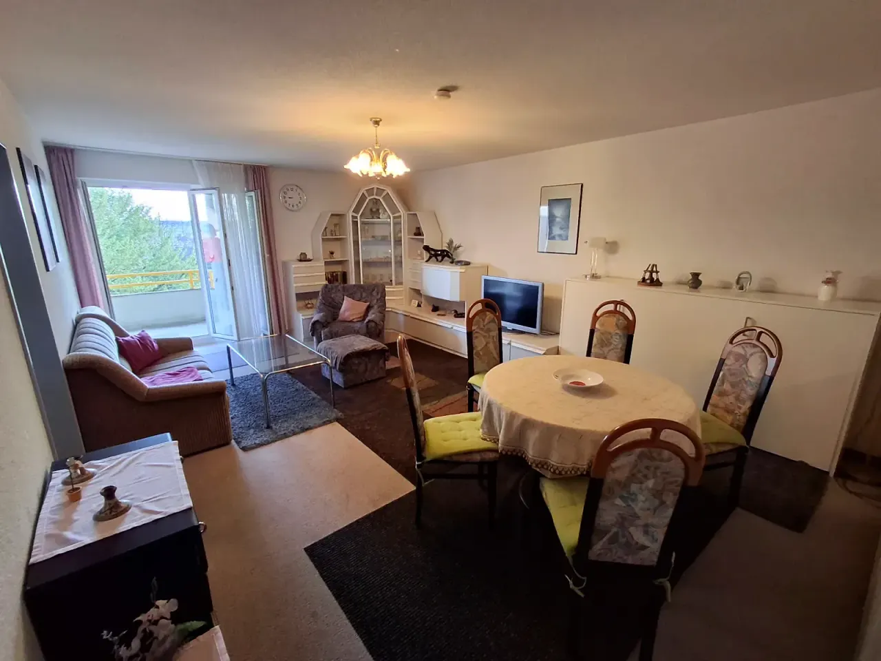 BookNoFees: casa de férias em Gailingen, Baden-Württemberg, Alemanha – Sala de estar e de jantar com sofá, mesa de jantar e acesso à varanda