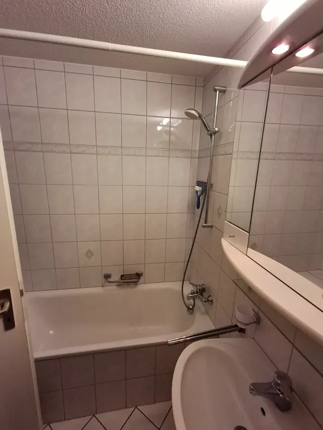 BookNoFees: casa de férias em Gailingen, Baden-Württemberg, Alemanha – Casa de banho com banheira, duche, lavatório, espelho e paredes revestidas a azulejos