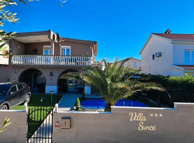 BookNoFees: Apartamento elegante com piscina, banheira de hidromassagem e jardim – Vir