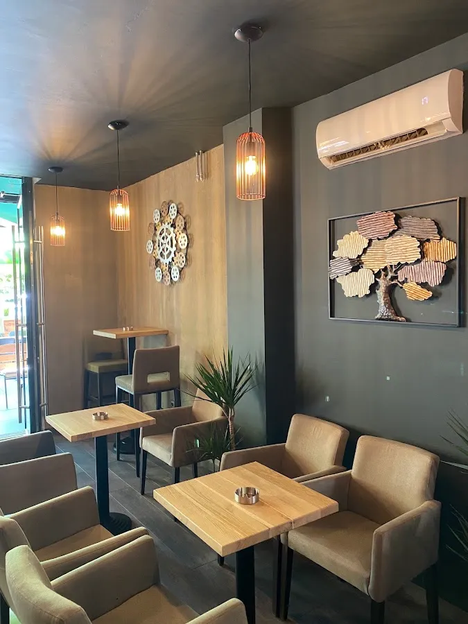 BookNoFees: Café – Brown bar – Zagreb – Barra castanha, fotografia 1