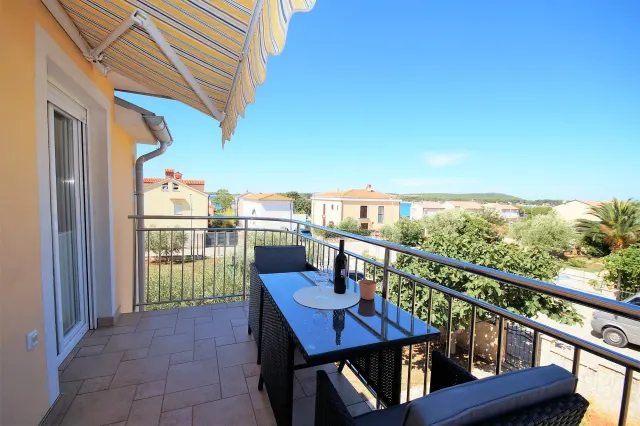 BookNoFees: Apartamento acolhedor com vista para o mar e varanda – Medulin