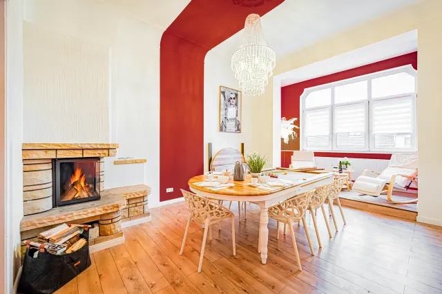 BookNoFees: Apartamento espaçoso de 145 m² num edifício antigo, com 4 quartos e 1 lugar de estacionamento privado em Magdeburgo – Magdeburg