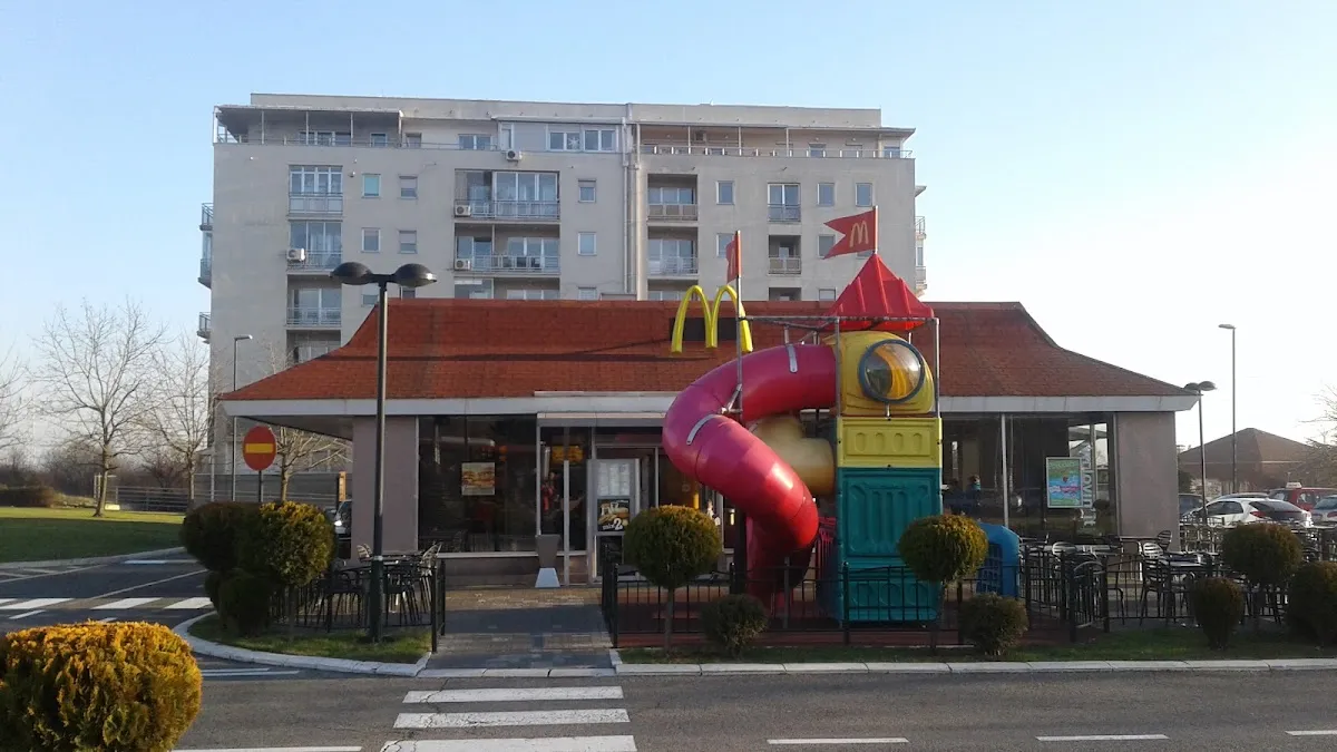 BookNoFees: Cafetaria – McDonald's – Belgrade – McDonald's, fotografia 1