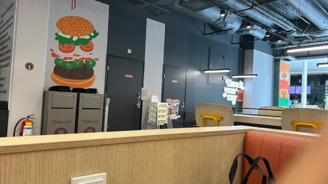 BookNoFees: Cafetaria – Burger King – Helsinki – Burger King, fotografia 2