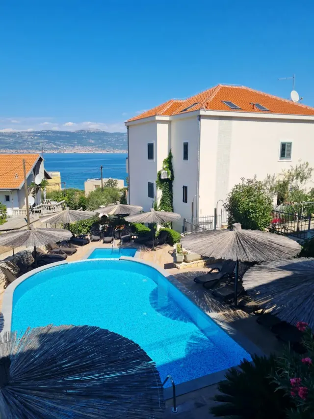 BookNoFees: Apartamento de férias tranquilo com piscina e zona para churrasco – Slatine