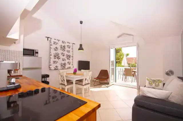 BookNoFees: NOVO - Apartamento 1 perto da praia – Tribunj