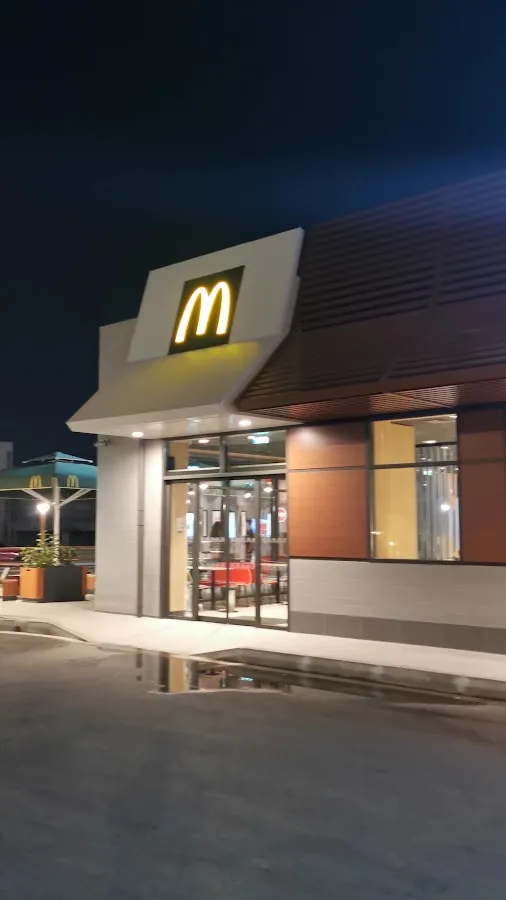 BookNoFees: Cafetaria – McDonald's – Athens – McDonald's, fotografia 3
