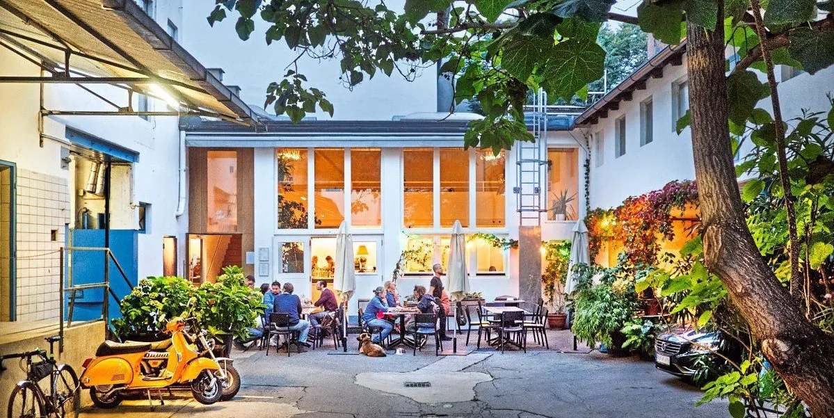 BookNoFees: Restaurante – Das Lokal im Hof – Vienna – O restaurante no pátio, fotografia 1
