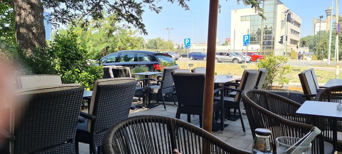 BookNoFees: Café – Caffe Motiv – Belgrade – Caffe Motiv, fotografia 1