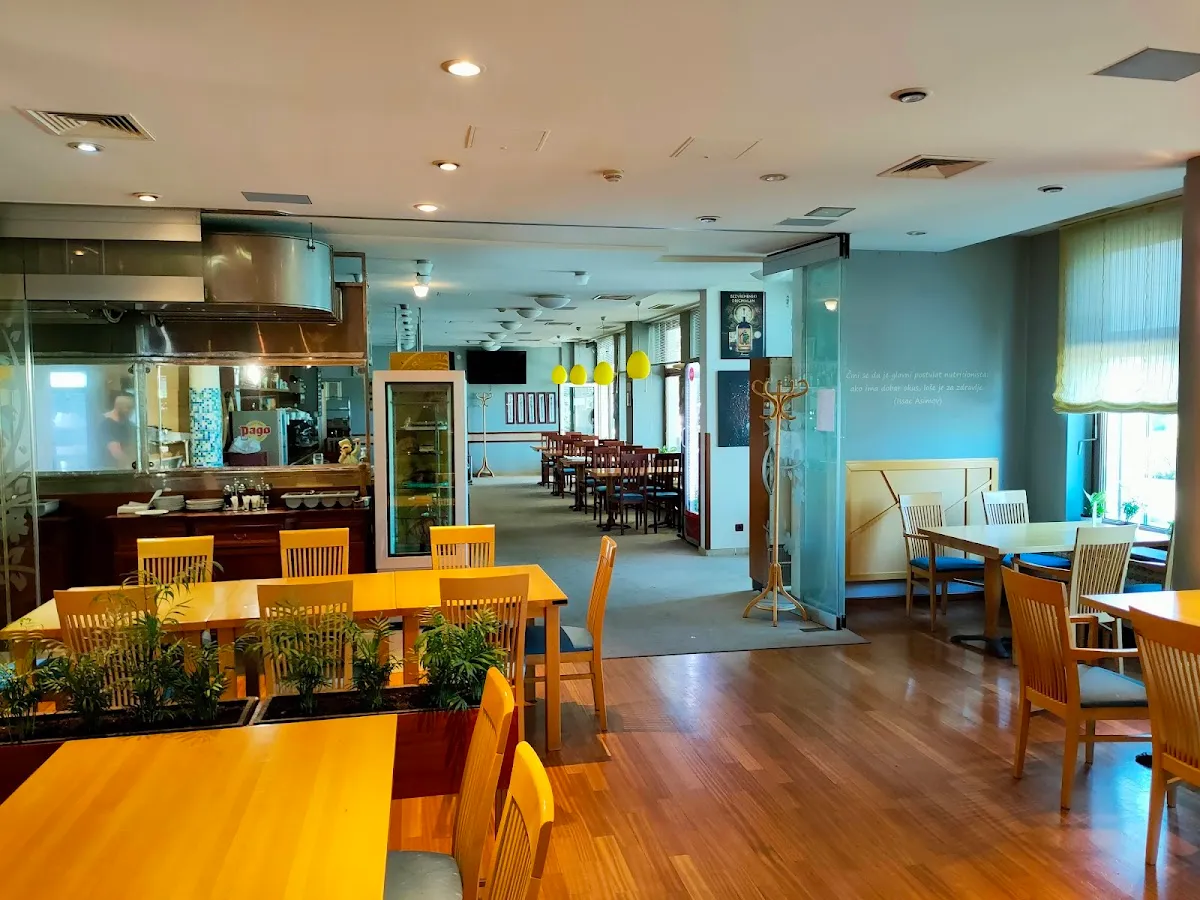 BookNoFees: Restaurante – Magazinska klet – Četiri šešira – Zagreb – Cave de armazenamento – Quatro cubas, fotografia 1