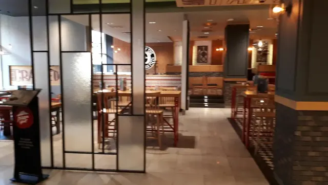 BookNoFees: Restaurante – Pizza Hut – Bucharest – Pizza Hut, fotografia 2