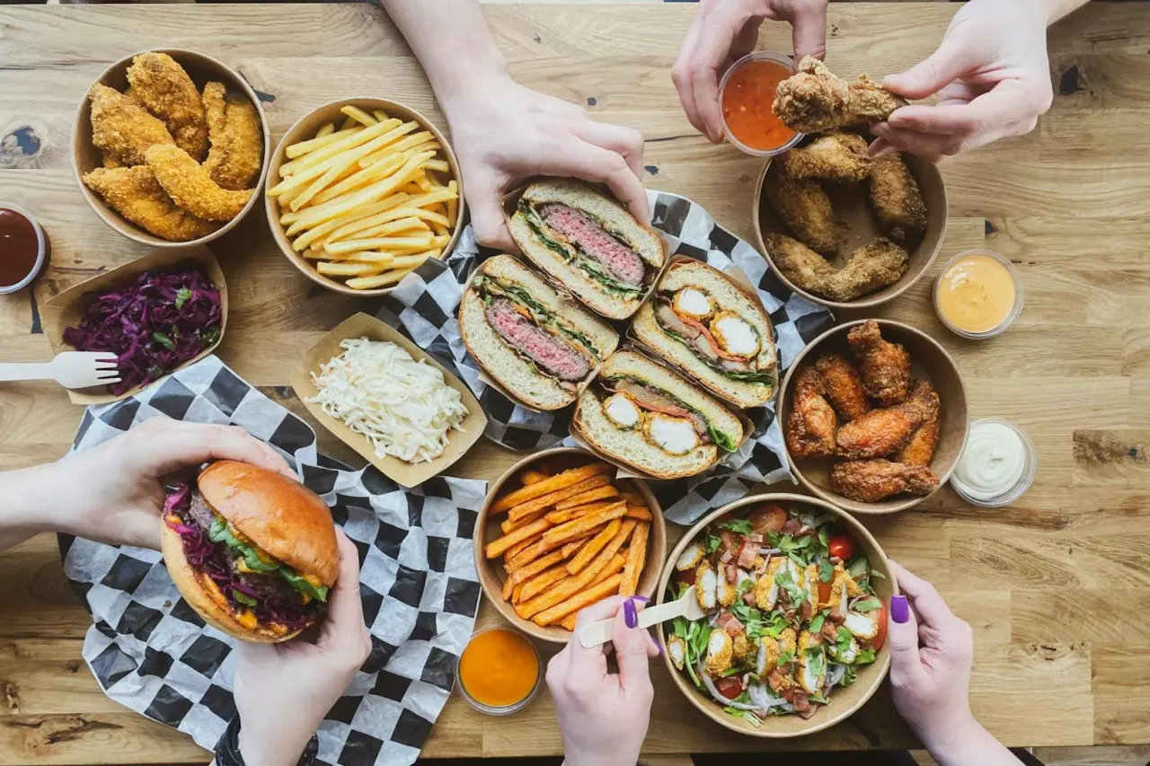 BookNoFees: Cafetaria – Black Cat Burgers – Warsaw – Black Cat Burgers, fotografia 1