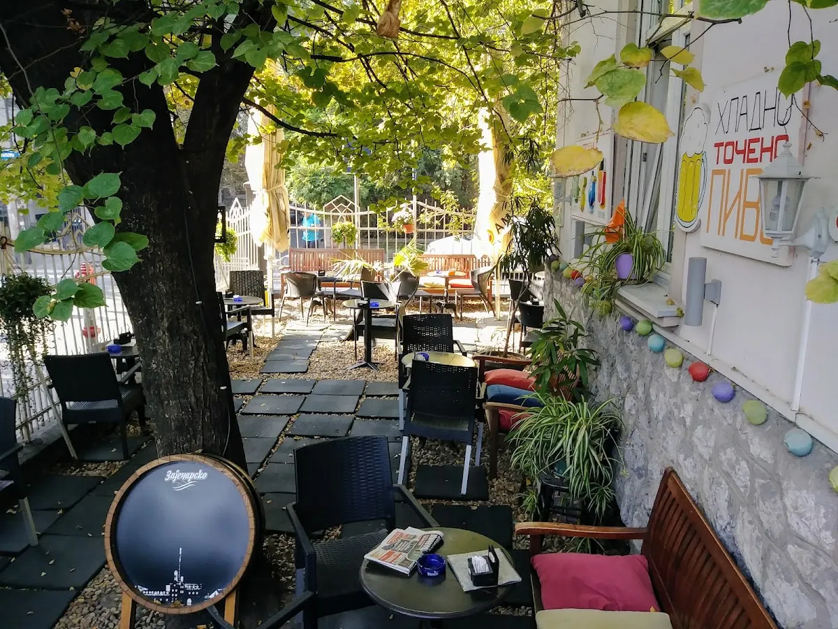 BookNoFees: Café – Caffe Galerija Priča – Belgrade – Café Galeria Priča, fotografia 1