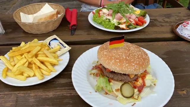BookNoFees: Restaurante – Schloßberg-Alm – Medebach – Alm do Schloßberg, fotografia 3