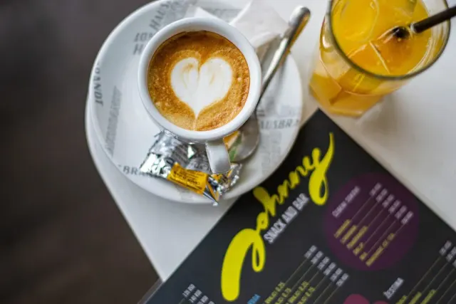 BookNoFees: Café – Johnny Snack and Bar – Belgrade – Johnny Snack e Bar, fotografia 3