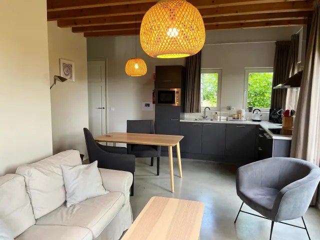 BookNoFees: Uma pequena casa acolhedora com terraço e jardim – Schoondijke