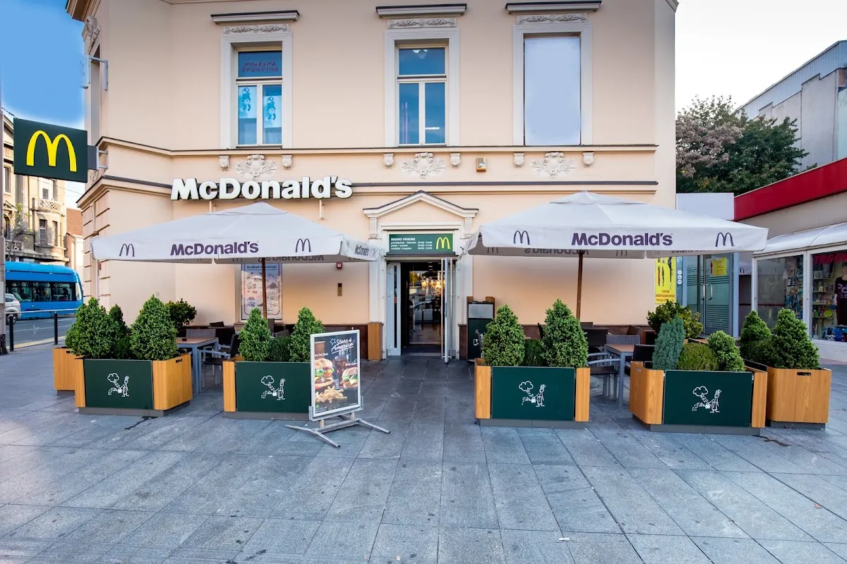 BookNoFees: Cafetaria – McDonald's – Zagreb – McDonald's, fotografia 1