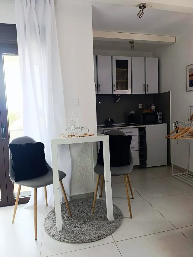 BookNoFees: Estúdio tranquilo com varanda e piscina – Vir