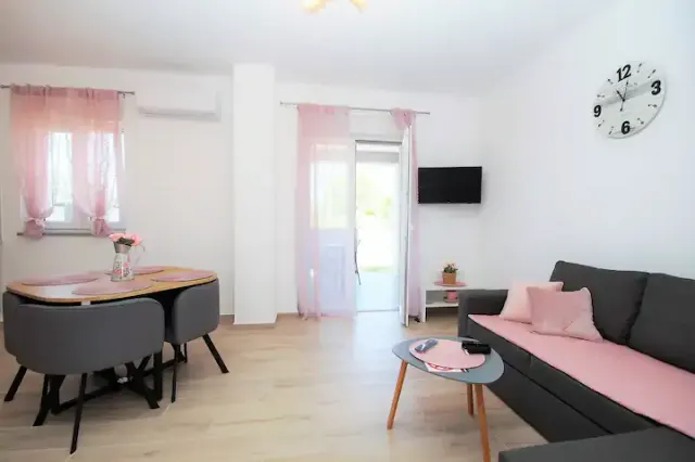 BookNoFees: casa de férias em Fažana – Manu B – Apartamento no rés-do-chão com lugar de estacionamento e perto da praia