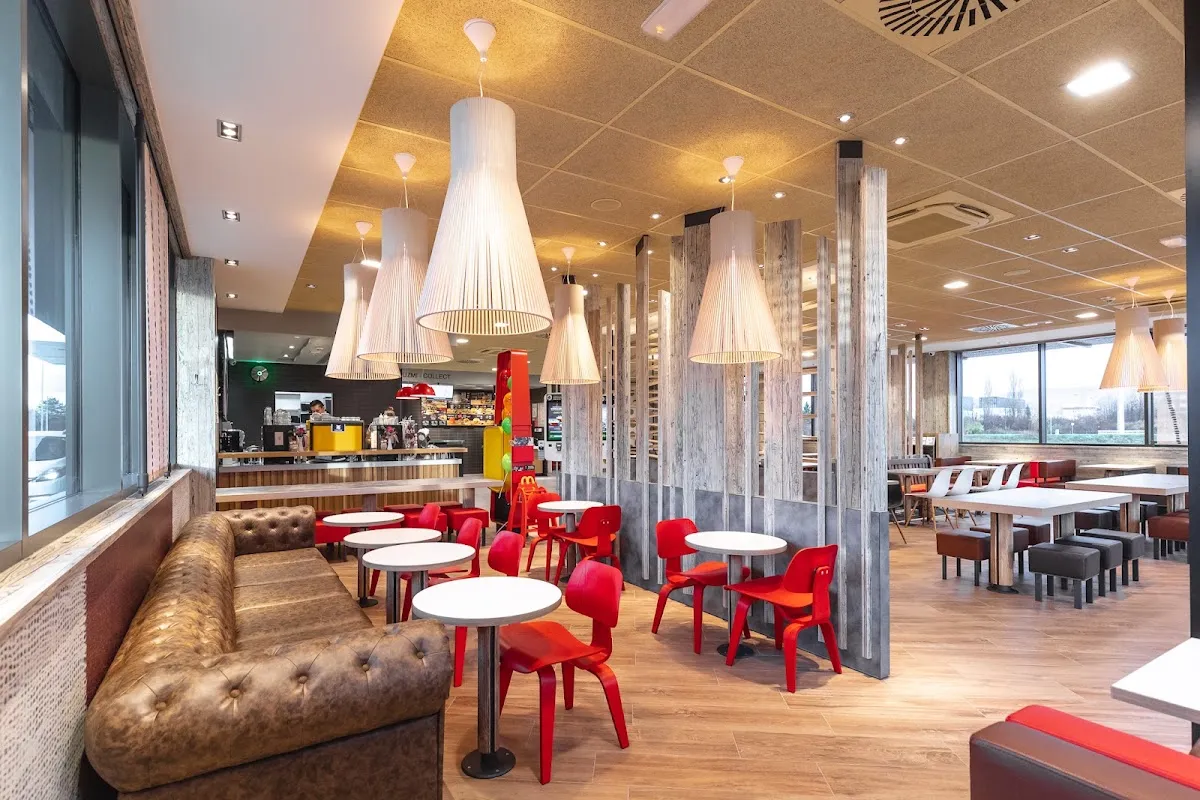 BookNoFees: Cafetaria – McDonald's – Zagreb – McDonald's, fotografia 1