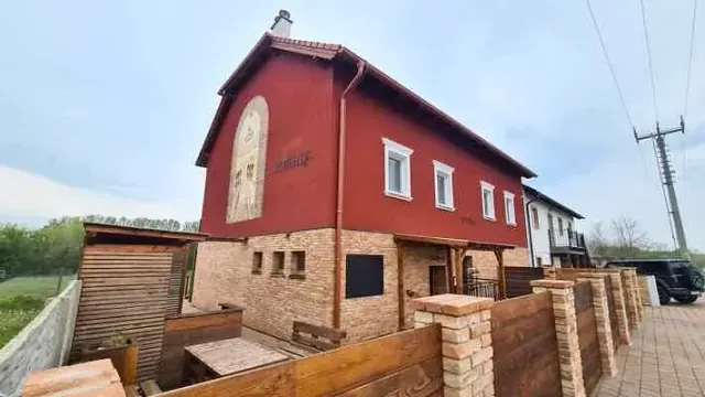 BookNoFees: Uma casa tranquila e elegante com uma adega – Jevišovka