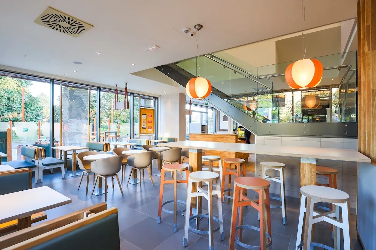 BookNoFees: Cafetaria – McDonald's – Zagreb – McDonald's, fotografia 1
