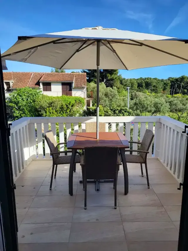 BookNoFees: NOVO - Apartamento de férias 2: próximo da praia, numa zona tranquila – Tribunj