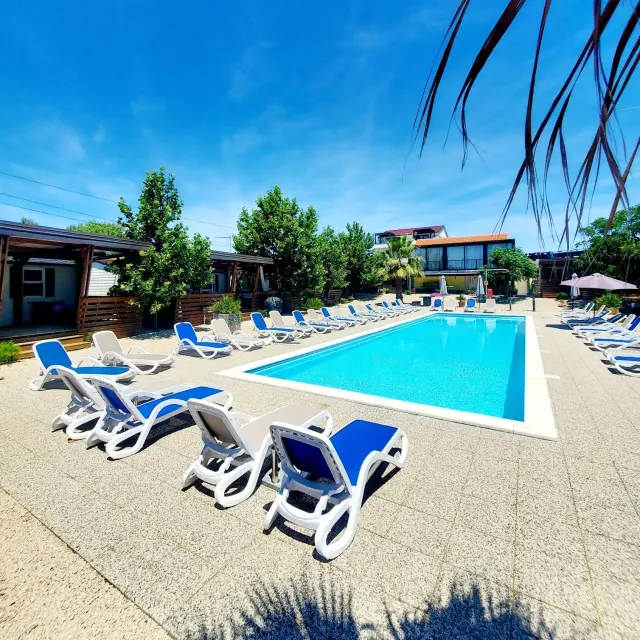 BookNoFees: Casa móvel familiar tranquila com terraço com piscina – Turanj