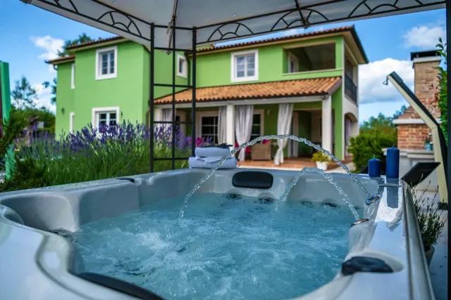 BookNoFees: Villa Branka com piscina, banheira de hidromassagem e parque infantil – Rakalj