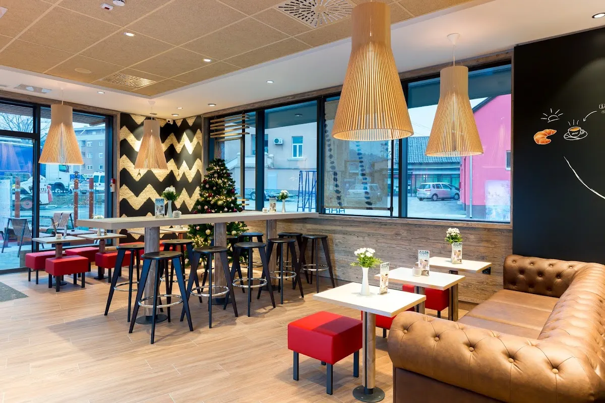 BookNoFees: Cafetaria – McDonald's – Zagreb – McDonald's, fotografia 1
