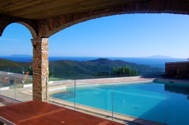 BookNoFees: Moradia em Sisco, com piscina privada e vista para o mar – SISCO