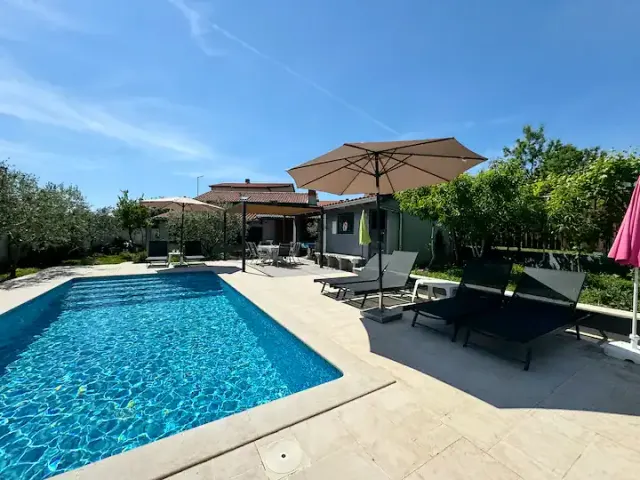 BookNoFees: casa de férias em Pula – Meme 3 - Apartamento de quatro estrelas com ginásio e piscina