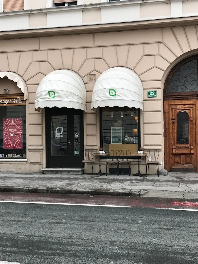 BookNoFees: Café – Bazilika Café – Ljubljana – Bazilika Café, fotografia 1