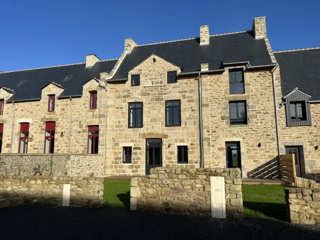 BookNoFees: Casa elegante em pedra com jardim e carregador para veículos elétricos – Saint Malo
