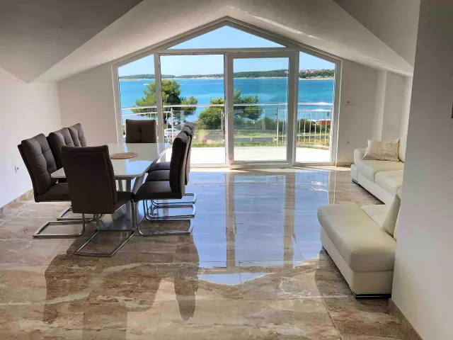 BookNoFees: Um piso da luxuosa villa de praia, com espreguiçadeiras gratuitas sob os pinheiros, na parcela de praia privada – Medulin