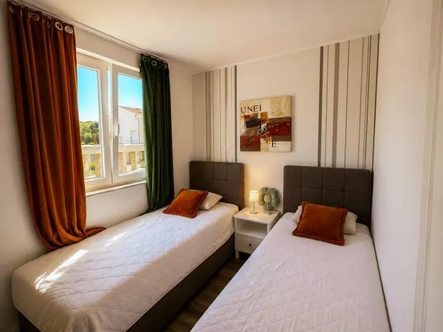 BookNoFees: Apartamento tranquilo à beira-mar, com varanda e vista para a marina – Petrcane