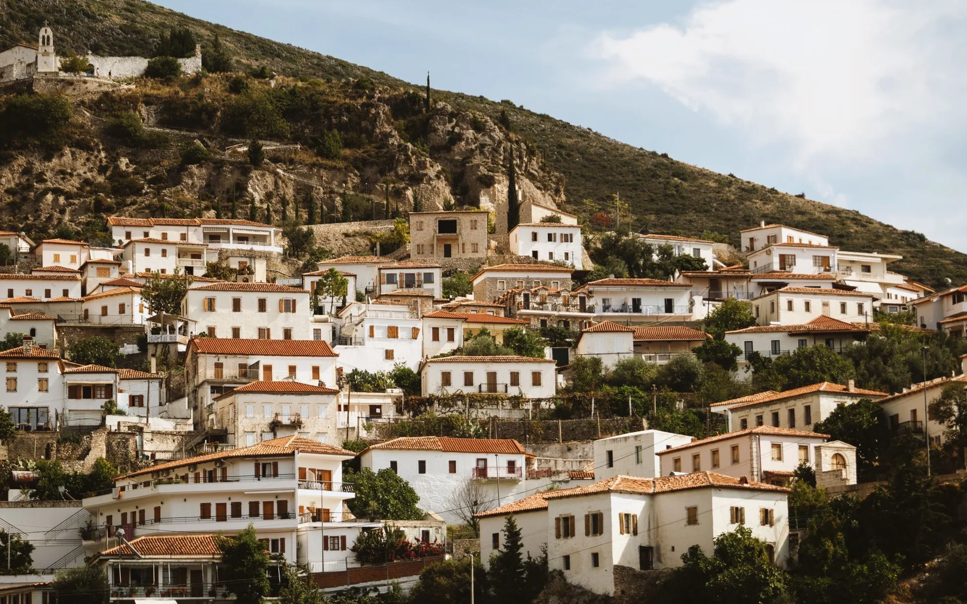 Casas tradicionais na encosta em Dhërmi, Albânia