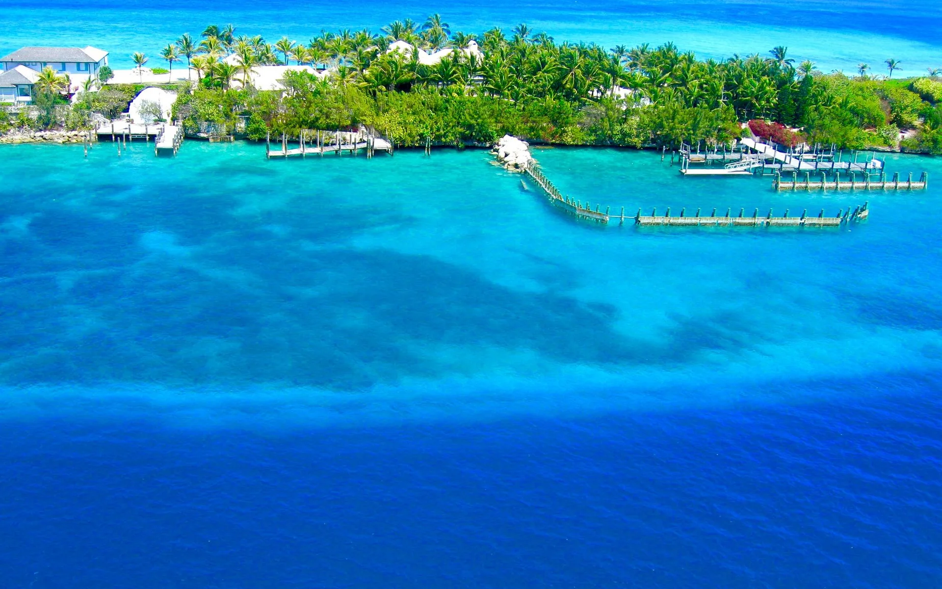 Vista aérea da costa de Nassau com águas turquesa