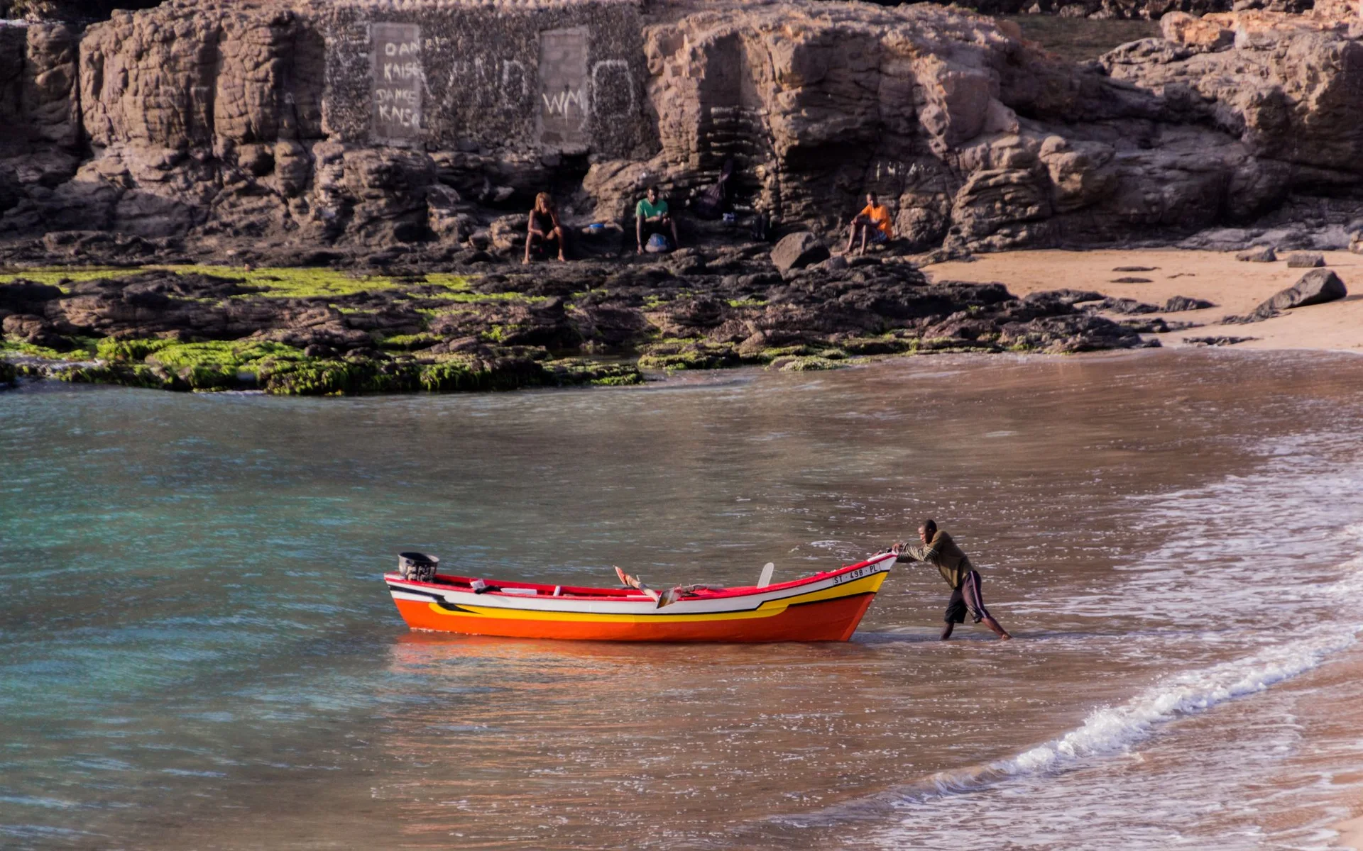 Barco de pesca colorido na praia de Tarrafal, em Cabo Verde