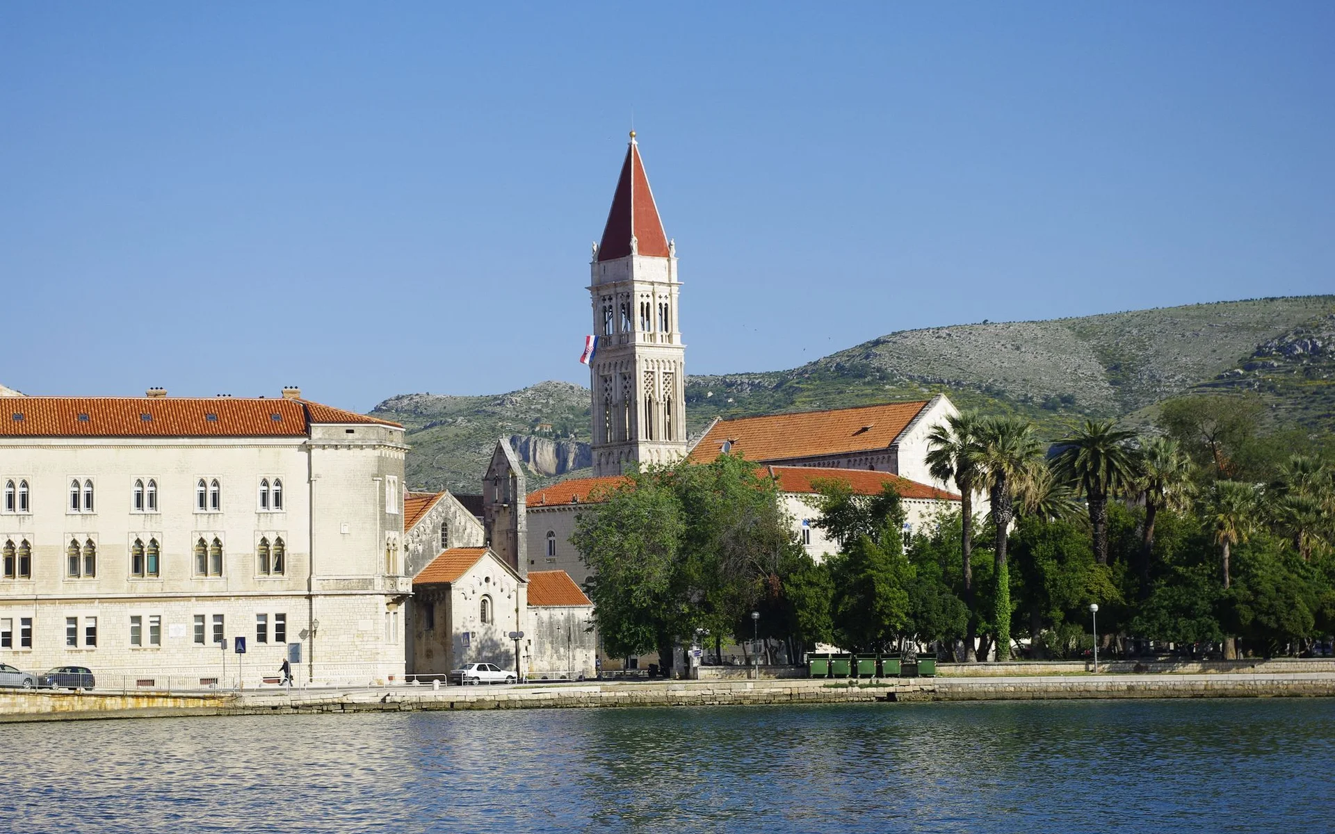 Passeio ribeirinho de Trogir com a torre histórica da igreja