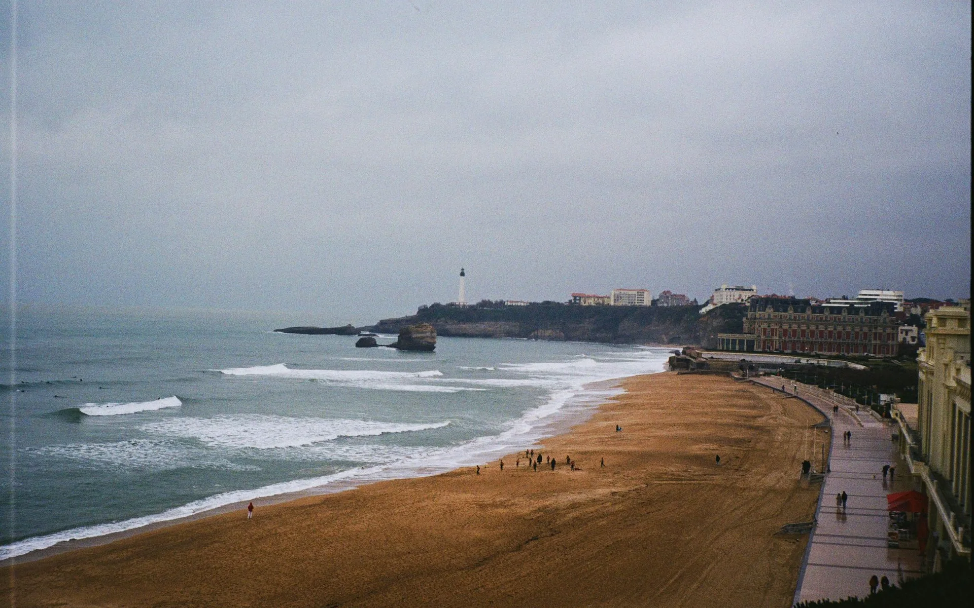 Praia e farol de Biarritz, na costa atlântica